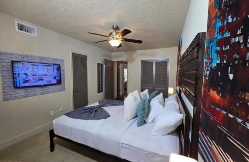 Houston Apartment | Stylish Galleria Condo 2BR 2BA Saltwater Pool Marquee Uptown