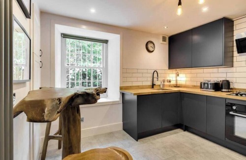 Finnieston Apartment | Stylish Garden Flat in Central Glasgow