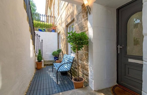 Finnieston Apartment | Stylish Garden Flat in Central Glasgow