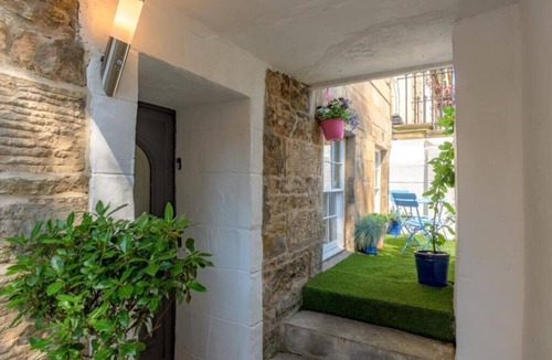 Finnieston Apartment | Stylish Garden Flat in Central Glasgow