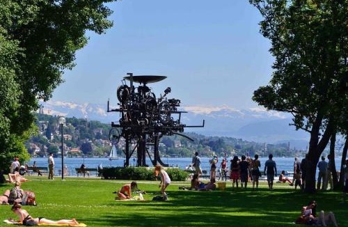 Muhlebach Apartment | Stylish Garden-Gem by Lake: Pet-Friendly & Central