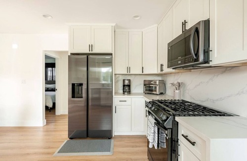 East Hollywood Apartment | Stylish Gated Retreat in East Hollywood w/Parking
