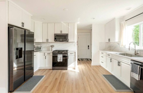 East Hollywood Apartment | Stylish Gated Retreat in East Hollywood w/Parking