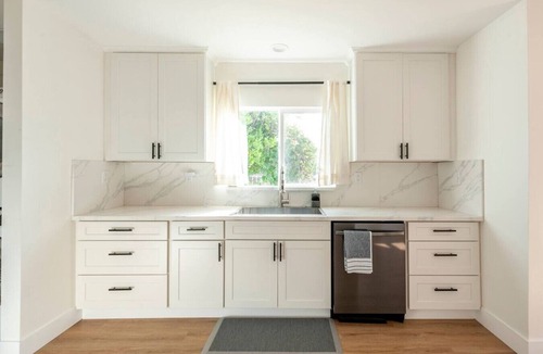 East Hollywood Apartment | Stylish Gated Retreat in East Hollywood w/Parking