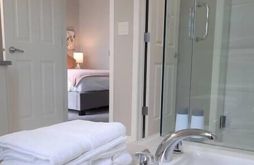 Southwest Calgary House | Stylish Getaway by Park ✔ 2xGarage