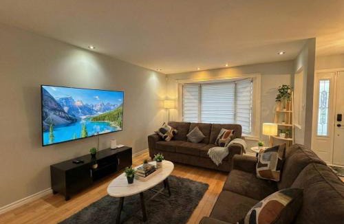 Vaudreuil House | Stylish Getaway 3BR with Large Pool & Free Parking