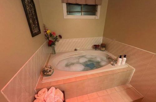Vaudreuil House | Stylish Getaway 3BR with Large Pool & Free Parking