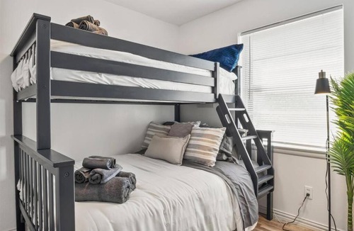 Cedar Crest House | Stylish GETAWAY, Close to Downtown, Perfect for Large Groups, Gameroom