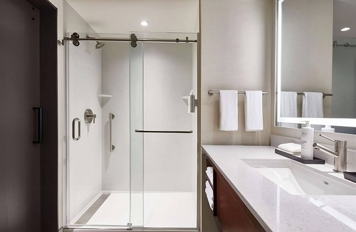 Sobro Hotel | Stylish Getaway near Downtown Nashville! Pets Allowed, Indoor Pool, Kitchenette!
