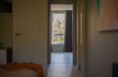 Partick Apartment | Stylish Glasgow Apartment with Parking