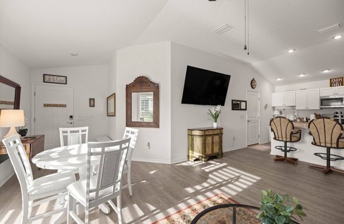 Sumter County House | Stylish Golfside Getaway