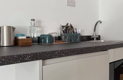 Chard Apartment | Stylish Ground Studio with Kitchenette - Double