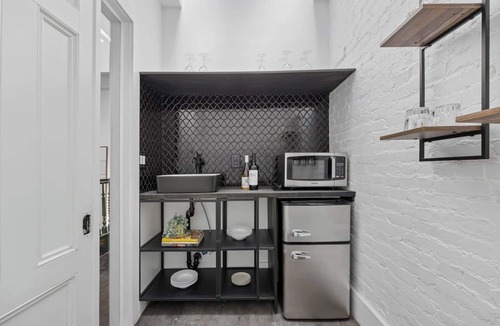 Hamilton Heights Hotel | Stylish Group Retreat –Sleeps 16