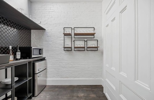 Hamilton Heights Hotel | Stylish Group Retreat –Sleeps 16