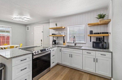 Oak Cliff Cottage | Stylish Guesthouse