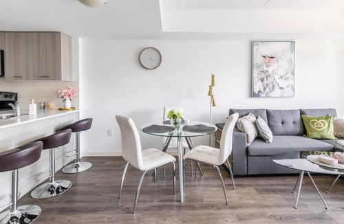 Beasley Apartment | Stylish Hamilton Apartments. GYM, BBQ
