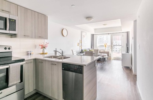 Beasley Apartment | Stylish Hamilton Apartments. GYM, BBQ