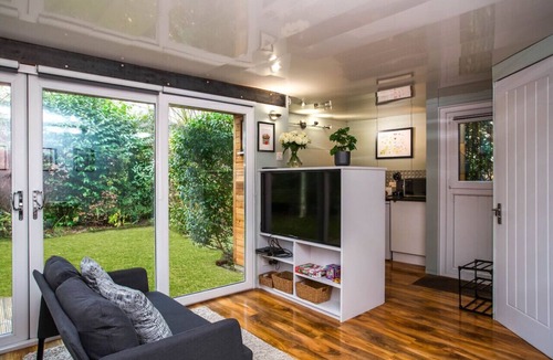 Harrogate Apartment | Stylish Harrogate Studio with Huge Private Garden