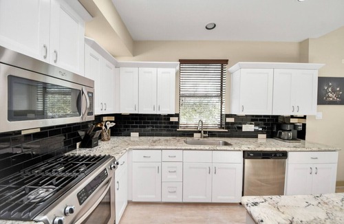 Washington Ave./ Memorial Park House | Stylish Heights Home w/4BR, 3.5BA + Office Spaces | Perfect for Long-Term Stays
