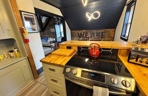 Bellefonte Apartment | Stylish, Historic PSU-themed Apt.—2 blocks from Waterfront