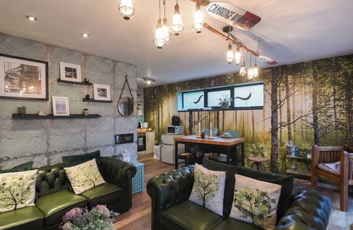 Bridstow Apartment | Stylish holiday home with a hot tub.