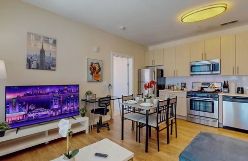 Downtown Apartment | Stylish Home and Cozy200