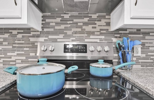 Mission House | ♦Stylish Home♦Corner Lot♦Full Kitchen♦Backyard♦10min→DT♦Google Fiber♦