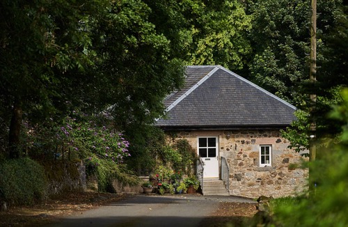 Bishopton House | Stylish home in a beautiful countryside setting!