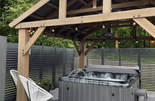 Bishopton House | Stylish home in a beautiful countryside setting!