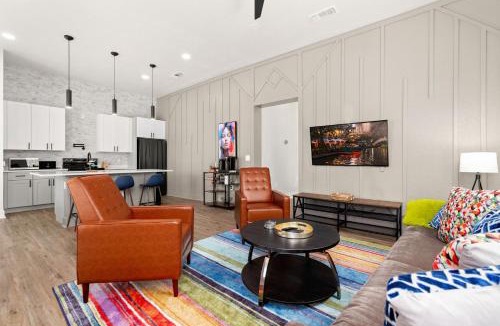 Near East Side House | Stylish Home Nr DT, Alamo, River Walk Games WiFi