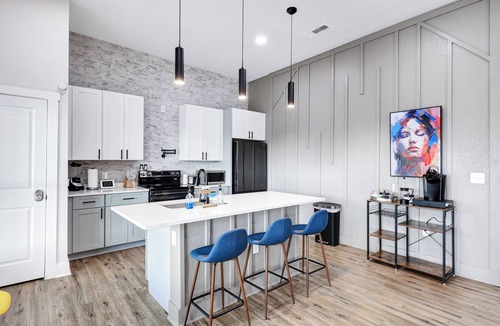 Near East Side House | Stylish Home Nr DT, Alamo, River Walk | Games WiFi