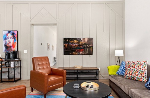 Near East Side House | Stylish Home Nr DT, Alamo, River Walk | Games WiFi