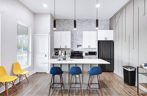 Near East Side House | Stylish Home Nr DT, Alamo, River Walk | Games WiFi