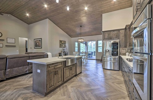 Torreon House | Stylish Home w/Expansive Deck in Show Low!