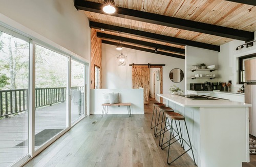 Townsend Cabin | Stylish Home w/Hot Tub in Laurel Valley!