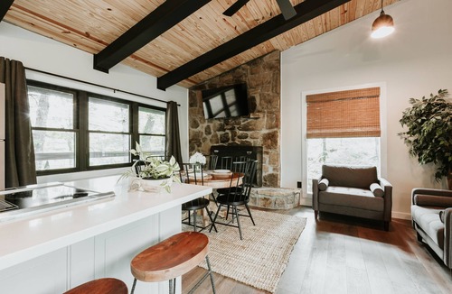 Townsend Cabin | Stylish Home w/Hot Tub in Laurel Valley!