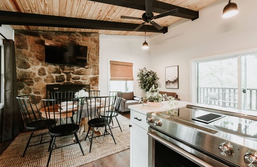 Townsend Cabin | Stylish Home w/Hot Tub in Laurel Valley!