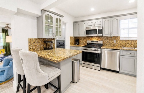 Hollywood Villa | Stylish Home with King Bed l Hockey & Foosball Table