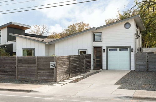 Govalle Cottage | Stylish Home With Pool & Hot Tub Near Downtown