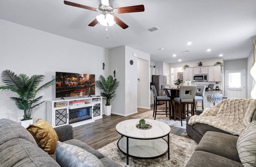Converse House | Stylish Hot Tub Retreat | BBQ Yard Games WiFi Pets