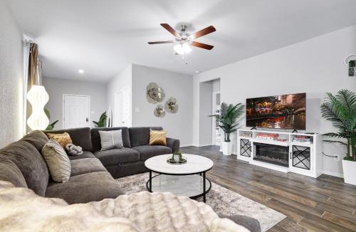 Converse House | Stylish Hot Tub Retreat BBQ Yard Games WiFi Pets