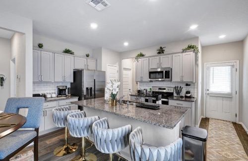 Converse House | Stylish Hot Tub Retreat BBQ Yard Games WiFi Pets