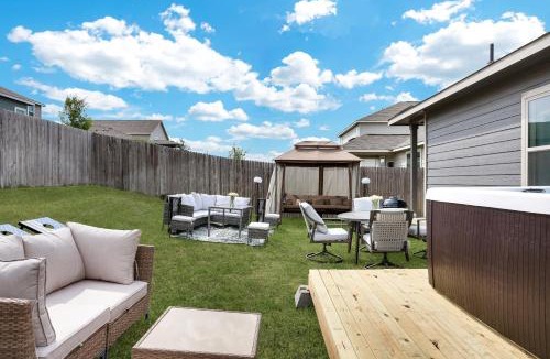 Converse House | Stylish Hot Tub Retreat BBQ Yard Games WiFi Pets