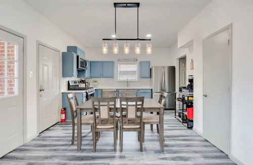 Flower Mound House | Stylish House w playset ,Game room &BBQ near DFW airport ,Gaylord sleeps 10-14