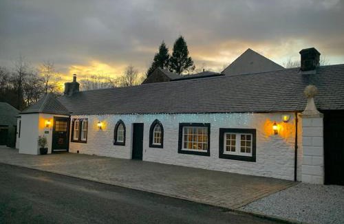 Dalry House | Stylish House with hot tub