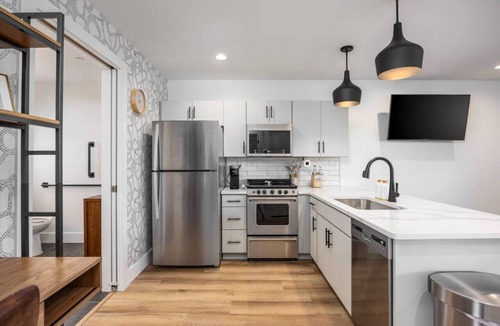 Hillsboro Village Apartment | Stylish in Hillsboro Village by Vanderbilt and Belmont