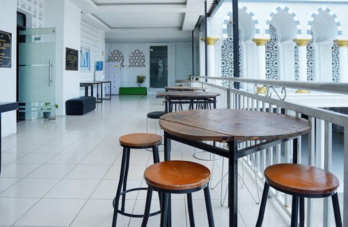 Padang House | Stylish Indonesia Deluxe Twin w/Free WiFi