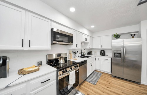 Barker House | Stylish Katy Retreat 4BR Sleeps 10 Outdoor Escape