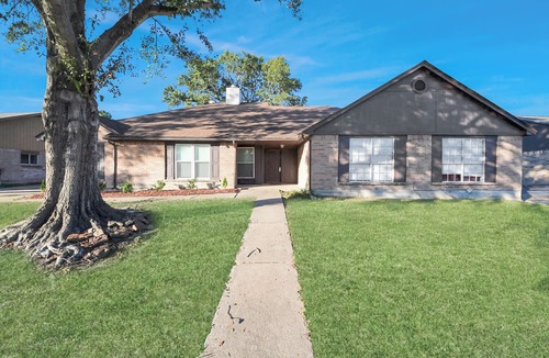Barker House | Stylish Katy Retreat 4BR Sleeps 10 Outdoor Escape