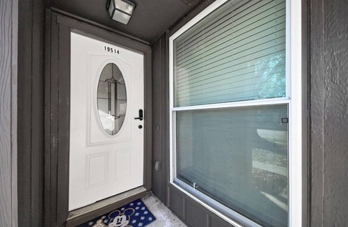 Barker House | Stylish Katy Retreat 4BR Sleeps 10 Outdoor Escape